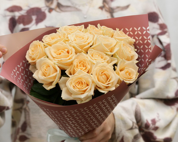 Букет із 15 кремових троянд з упакуванням