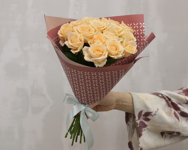 Букет із 15 кремових троянд з упакуванням