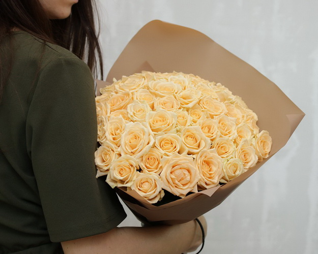 Букет із 51 кремової троянди в упакуванні