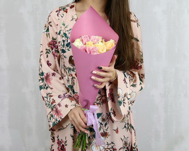 Букет із 15 троянд кремовий мікс в упаковці