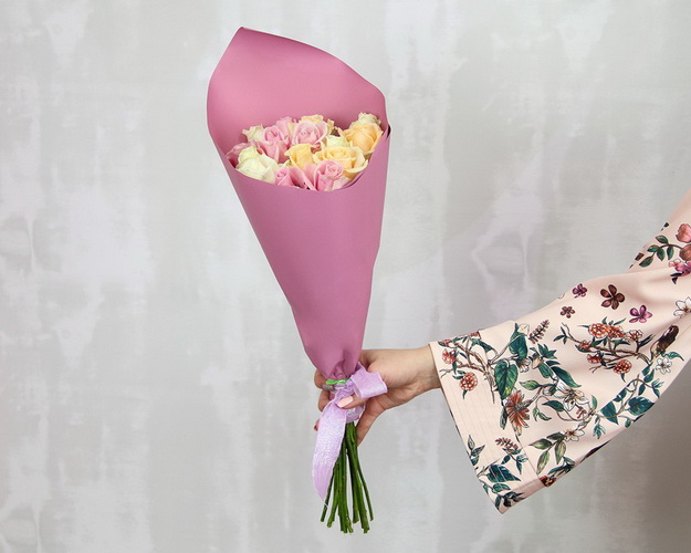 Букет із 15 троянд кремовий мікс в упаковці