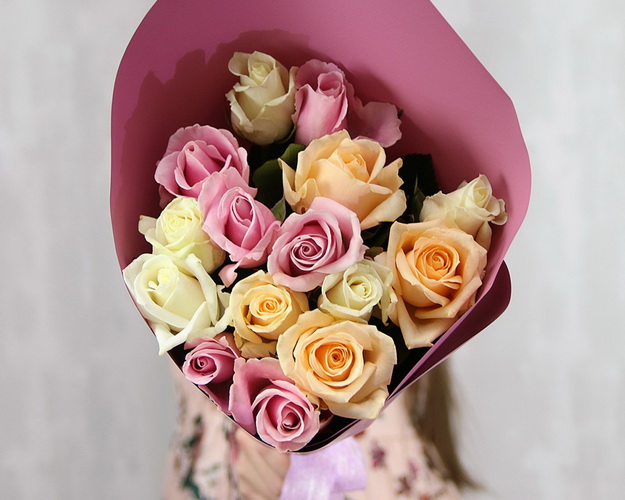 Букет із 15 троянд кремовий мікс в упаковці