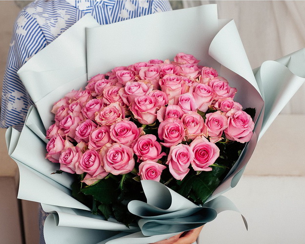 Букет із 35 рожевих троянд в упакуванні