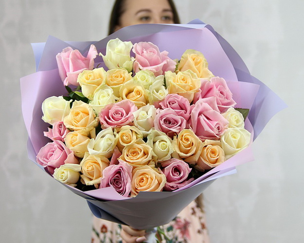 Букет із 35 троянд кремовий мікс в упакуванні