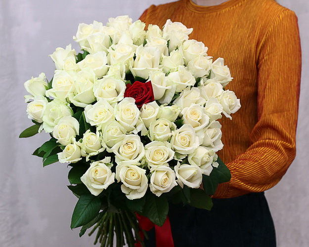 Букет із 51 троянди під стрічку