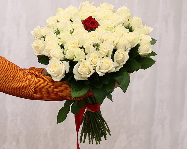 Букет із 51 троянди під стрічку