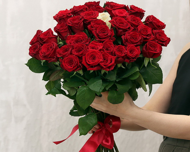 Букет із 51 троянди під стрічку