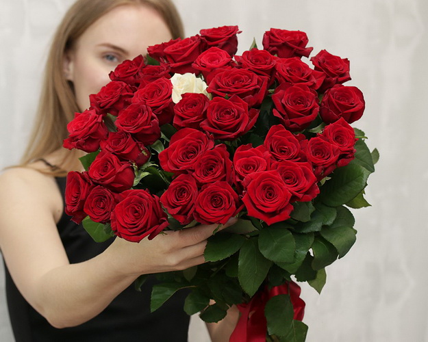 Букет із 51 троянди під стрічку