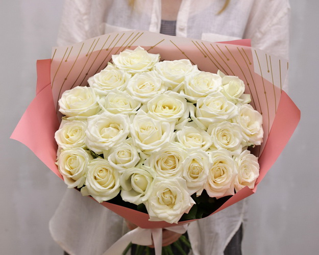 Букет із 25 білих троянд в упакуванні