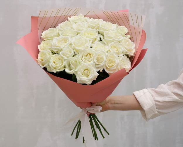 Букет із 25 білих троянд в упакуванні