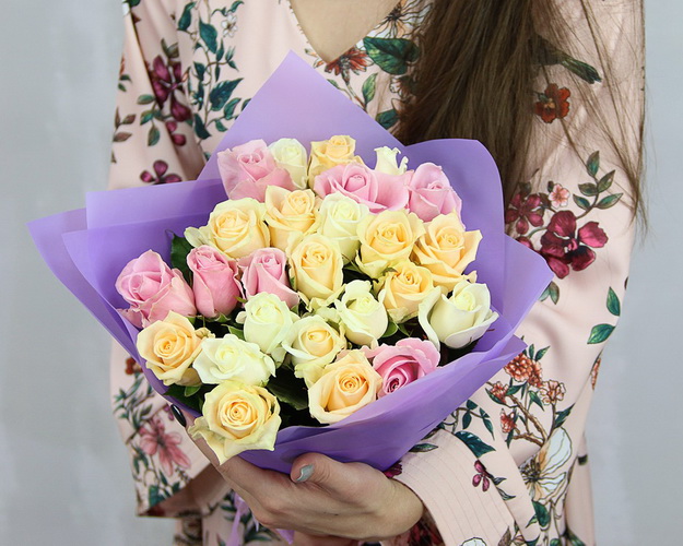 Букет із 25 троянд мікс кремових кольорів в упакуванні