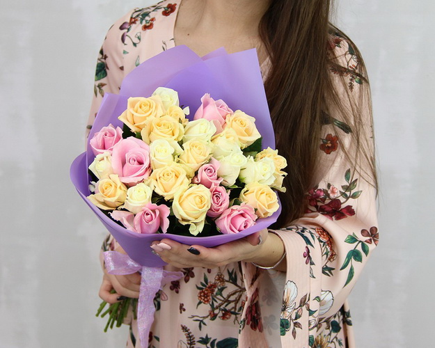 Букет із 25 троянд мікс кремових кольорів в упакуванні