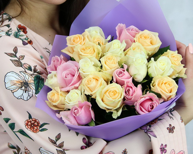 Букет із 25 троянд мікс кремових кольорів в упакуванні