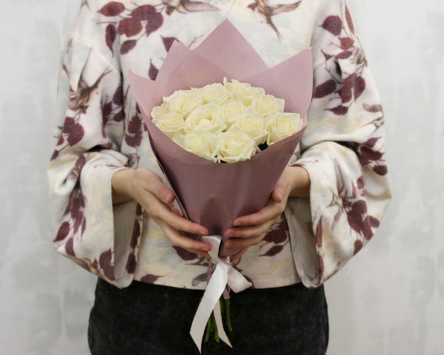 Букет із 15 білих троянд в упакуванні