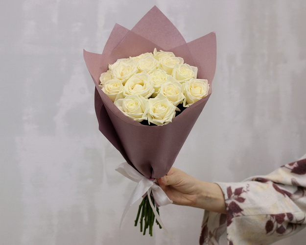 Букет із 15 білих троянд в упакуванні