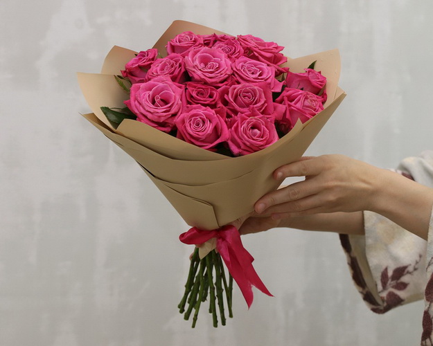 Букет із 15 малинових троянд в упакуванні