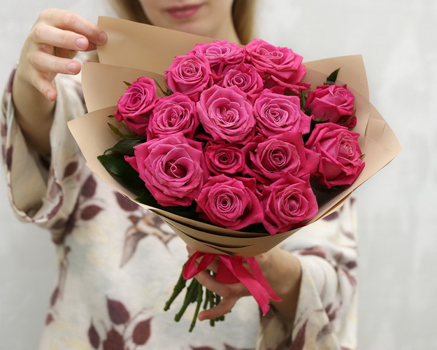 Букет із 15 малинових троянд в упакуванні