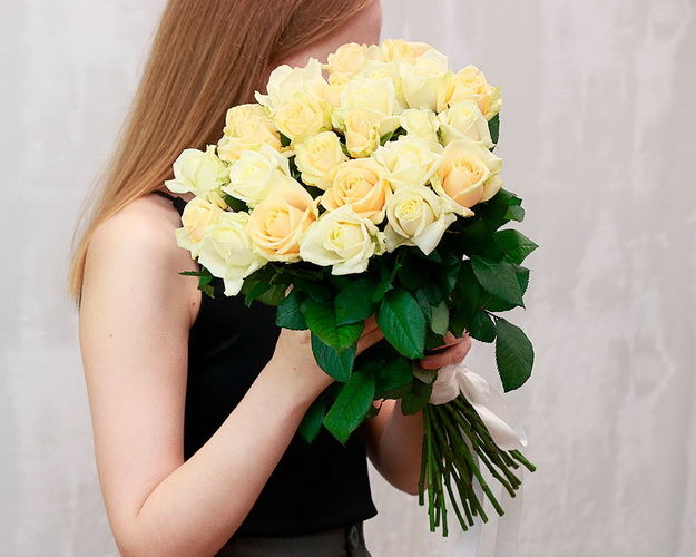 Букет із 25 троянд кремових і білих під стрічку