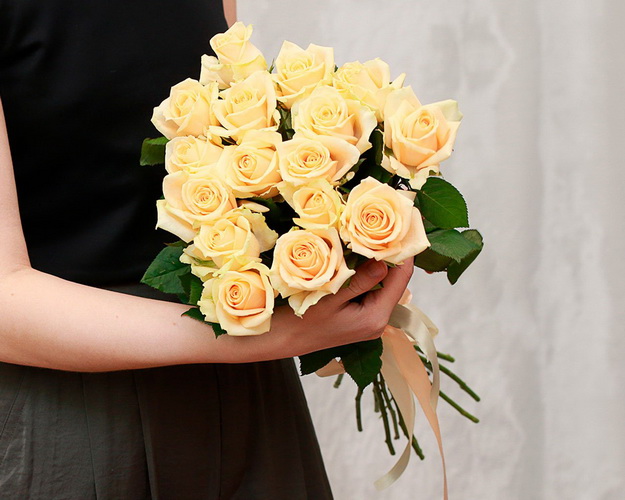 Букет із 15 троянд кремових під стрічку