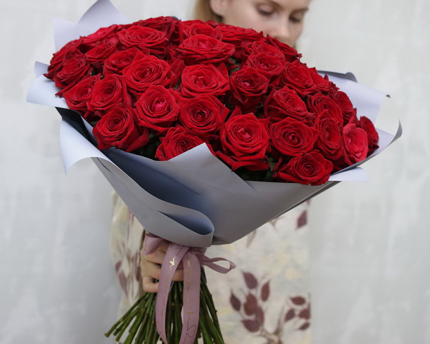 Букет із 51 червоної троянди в упакуванні