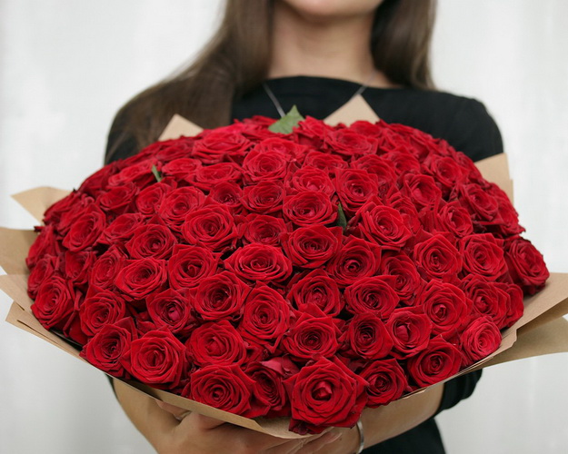 Букет із 101 троянда Наомі