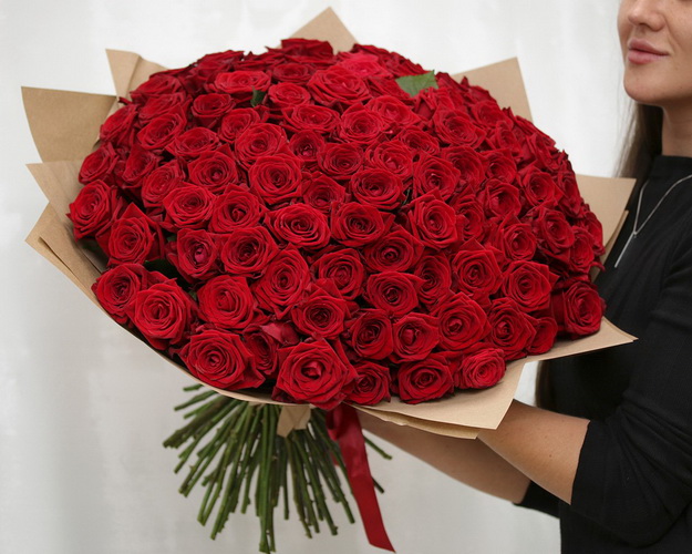 Букет із 101 троянда Наомі