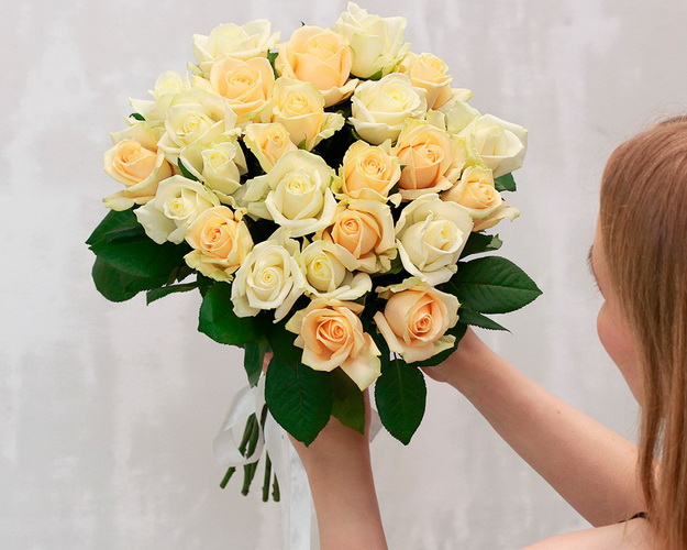 Букет із 25 троянд кремових і білих під стрічку