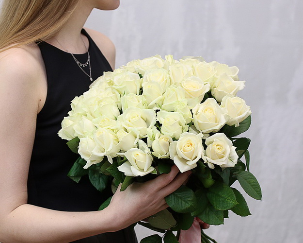 Букет із 31 білоі троянди під стрічку