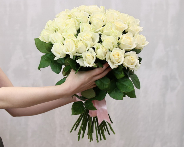 Букет із 31 білоі троянди під стрічку