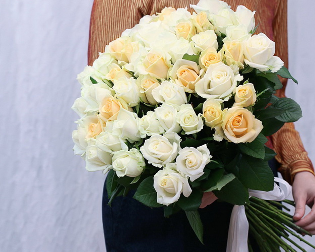 Букет із 51 троянди кремовий мікс під стрічку