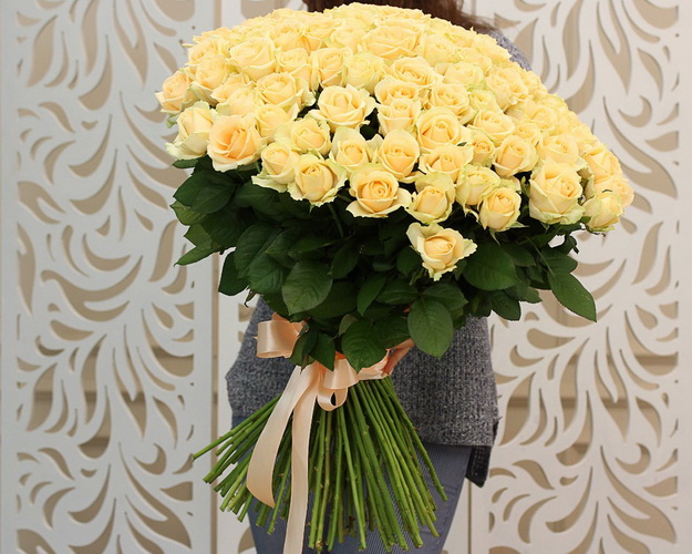 Букет із 101 троянда Фаворитка