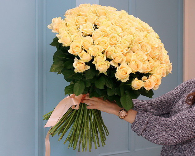 Букет із 101 троянда Фаворитка