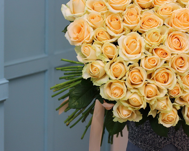 Букет із 101 троянда Фаворитка