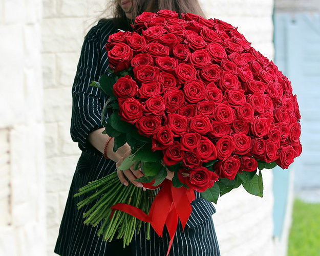 Букет із 101 червоної троянди