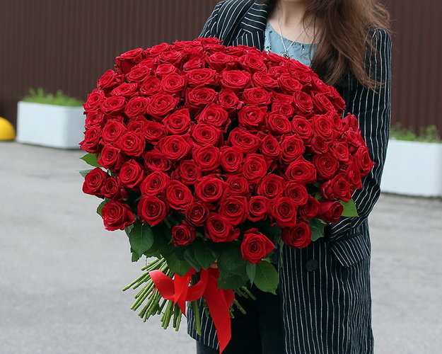 Букет із 101 червоної троянди