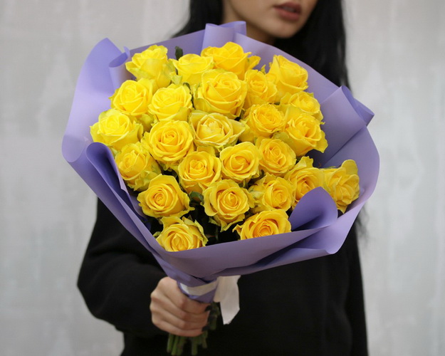 Букет із 25 жовтих троянд в упакуванні