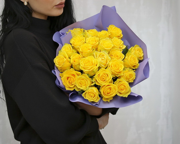 Букет із 25 жовтих троянд в упакуванні