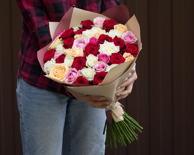 Букет із 51 троянди мікс червоних кольорів в упакуванні