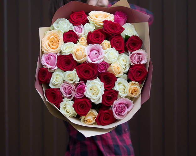 Букет із 51 троянди мікс червоних кольорів в упакуванні