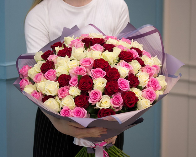 Букет із 75 троянд мікс в упакуванні