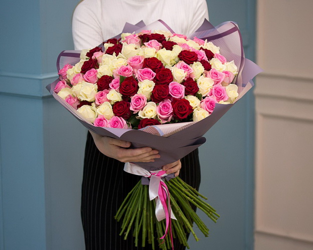 Букет із 75 троянд мікс в упакуванні