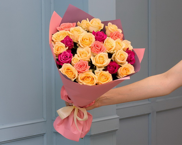 Букет із 25 троянд мікс кремових кольорів в упакуванні