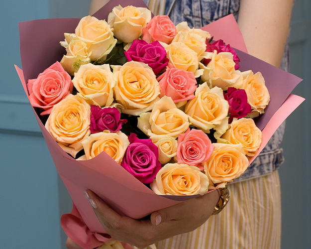 Букет із 25 троянд мікс кремових кольорів в упакуванні