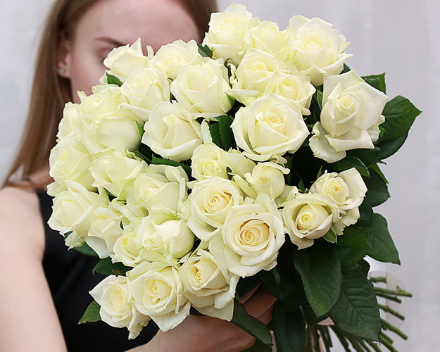 Букет із 41 білої троянди під стрічку