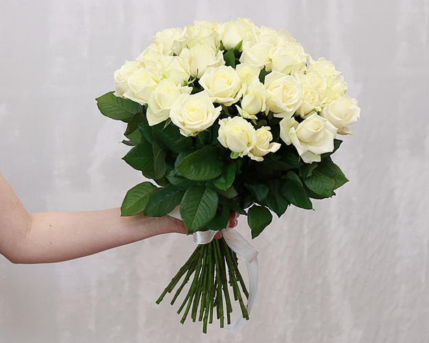 Букет із 41 білої троянди під стрічку
