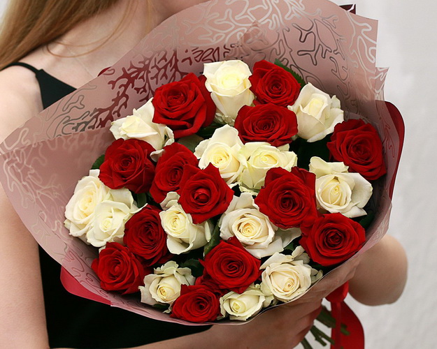 Букет із 25 троянд червоних і білих в упакуванні