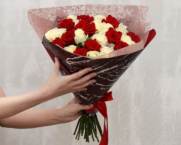 Букет із 25 троянд червоних і білих в упакуванні
