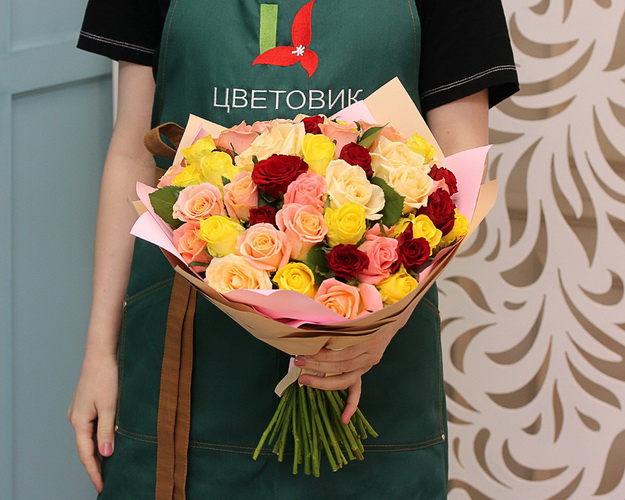 Букет із 45 троянд кремовий мікс в упакуванні