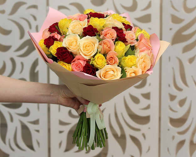 Букет із 45 троянд кремовий мікс в упакуванні