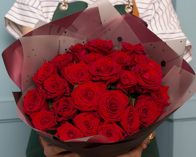 Букет із 25 червоних троянд в упакуванні